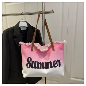 Nahaufnahme der rosa Verlaufs-Canvas-Tasche mit Sommer-Print und Fransenkanten