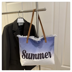 Detail der blau verlaufenden Canvas-Tasche mit Summer-Aufdruck und braunen Kunstledergriffen