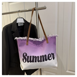 Detail der Fransenkante und des Sommer-Prints auf dem lila Farbverlauf-Shopper