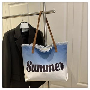 Detail der blau verlaufenden Canvas-Tasche mit Summer-Aufdruck und Fransenrand