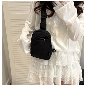 Détail du sac de poitrine en nylon noir imperméable avec bandoulière réglable