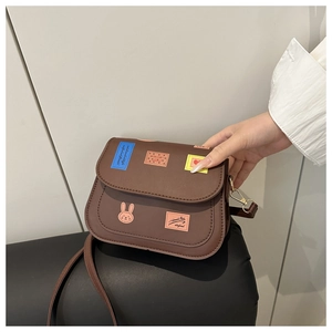 Sacoche marron en cuir avec autocollants de dessins animés et bandoulière réglable