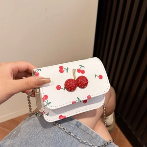 Sac Carré Petit pour Femme avec Impression Cerise et Décoration de Cerise en Strass 3D Sac Bandoulière Mini en Cuir PU Chaîne Métallique Sac à Bandoulière Mode