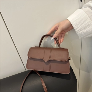 Sac à main minimaliste marron foncé avec fermeture à rabat et bandoulière réglable