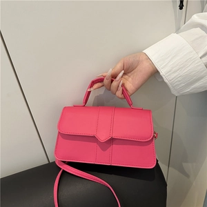Petit sac carré rose fuchsia avec poignée supérieure et détails dorés pour femme