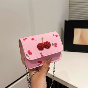 Sac bandoulière rose avec imprimé cerise et breloque strass pour style estival chic