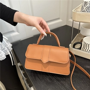 Petit sac à main carré chic en cuir PU marron avec poignée et bandoulière assortie