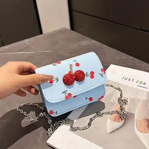 Petit sac à bandoulière bleu clair avec motifs cerises et détails en cristaux