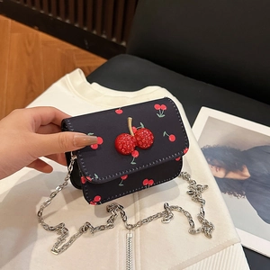 Mini sac à bandoulière noir chic avec imprimé cerises et ornement cerise en strass