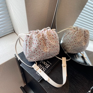 Sac à bandoulière en toile florale avec fermeture à cordon et sangle réglable élégante