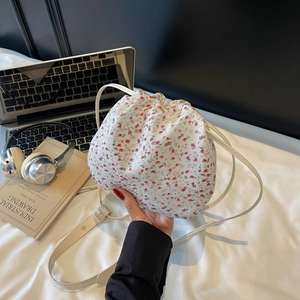 Sac seau en toile fleurie avec imprimé floral rose et bandoulière blanche élégante