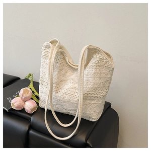 Détail macro de la texture en dentelle blanche ajourée d'un sac cabas élégant pour femme