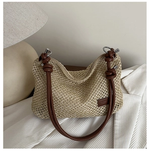 Détails de la texture tissée en paille beige et de l'anse en similicuir marron avec nœud