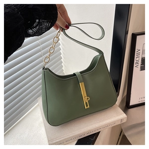 Detail van de olijfgroene handtas met gouden sluiting en ketting schouderriem