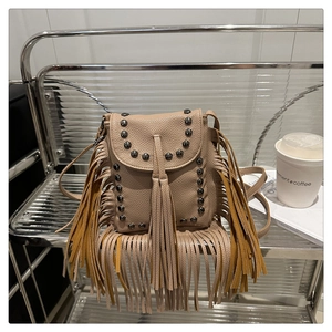 Detail der Bohemian Quasten-Umhängetasche mit Vintage-Nieten und Kieselmaserung
