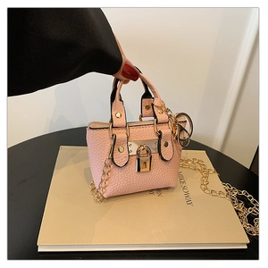 Detailansicht der mini rosa Tasche mit Litschi-Maserung und goldenem Schloss