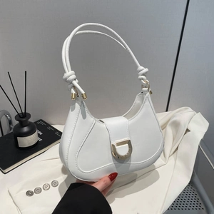 Sac hobo demi-lune blanc avec boucle dorée en D et bandoulière à nœud élégante