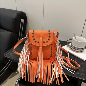 Orange-weiße Fransen-Umhängetasche mit Nieten und eleganter Lychee-Maserung
