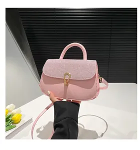 Sac bandoulière rose verni avec rabat en strass brillants et boucle mors dorée
