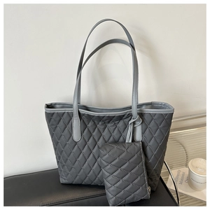 Détail du grand sac cabas gris matelassé avec pochette zippée assortie et motif à losanges