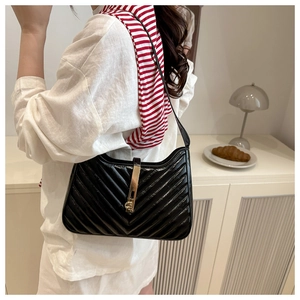 Détail du sac croissant en cuir verni noir avec surpiqûres en V et fermoir doré