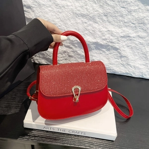 Sac à main demi-lune rouge avec cristaux brillants et bandoulière en cuir pour femme