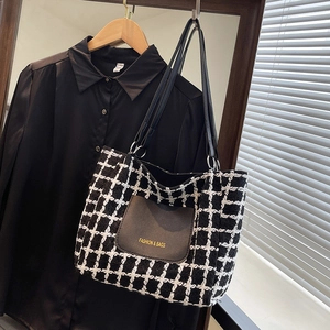 Borsa tote classica a quadri bianchi e neri con tasca in pelle e scritte dorate