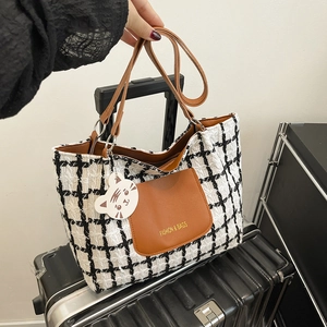Borsa tote estiva con motivo pied-de-poule bianco e nero e finiture in pelle marrone