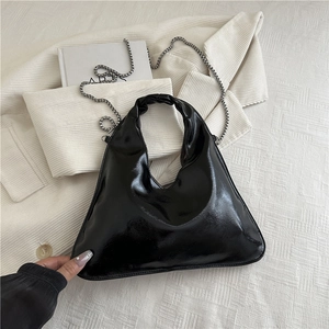 Damen Dreieck Lackleder Schultertasche Mit Silberner Kette Minimalistisch Glänzende PU Umhängetasche Für Den Täglichen Mode