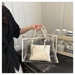Détail du sac cabas en PVC transparent avec poignée en coton et pochette interne