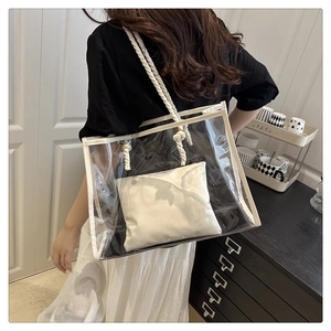 Détail du grand sac cabas transparent en PVC avec cordes en coton blanc et pochette interne