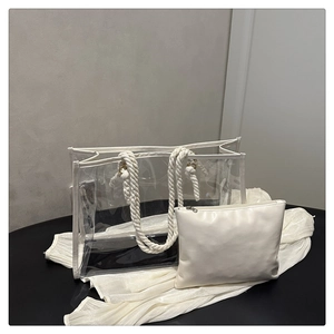 Détail du sac cabas en PVC transparent avec poignées en corde et pochette