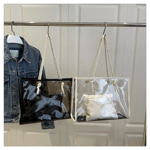 Détail du sac cabas en PVC transparent avec poignées en corde blanche et pochette interne