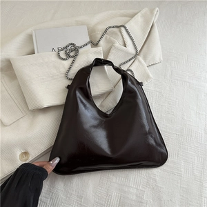 Minimalistische dunkelbraune glänzende Umhängetasche mit Silberkette und Dreiecksdesign