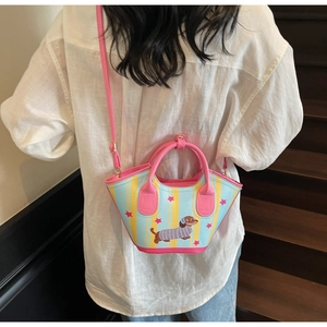 Détail du sac seau teckel avec rayures bleu jaune et motifs d'étoiles roses
