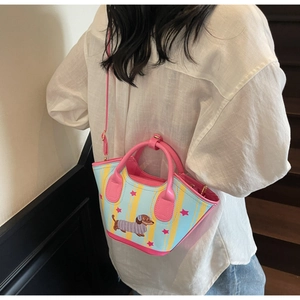 Détail du sac seau bleu clair avec imprimé teckel et poignées roses pour femmes