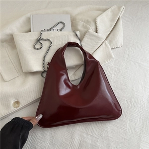 Schicke weinrote Lackleder-Handtasche mit geometrischer Dreiecksform und Kettenriemen
