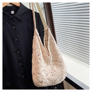 Gros plan détaillé d'un sac à bandoulière en tricot avec des motifs creux géométriques