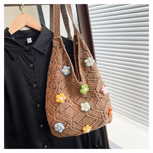 Détail du sac cabas en tricot marron café avec des fleurs colorées en crochet 3D