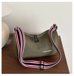 Gros plan détaillé du sac hobo en toile vert olive avec bandoulière réglable rayée