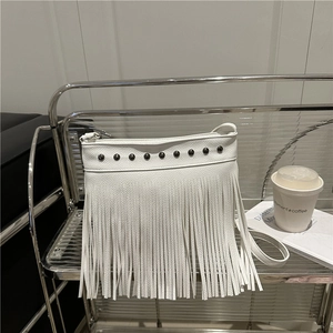 Bolso bandolera blanco de cuero lichi con remaches y borlas largas decorativas