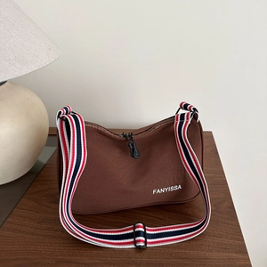 Sac bandoulière demi-lune en nylon marron avec une large sangle rayée élégante
