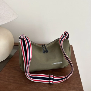 Sac bandoulière minimaliste en nylon vert olive avec large bandoulière rayée colorée