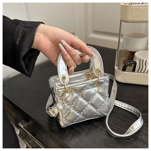 Mini sac à main matelassé argenté avec finition métallique et poignées en métal