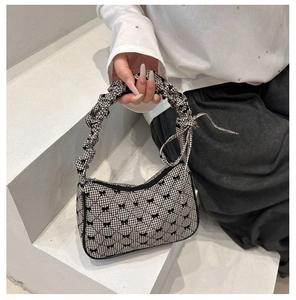 Detail der karierten Hobo-Tasche mit Schleifen und gestepptem Wolkengriff-Design