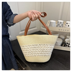 Detail der Sommer Strohtasche mit gewebter Netzstruktur und braunem Ledergriff
