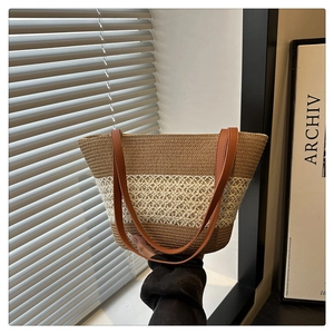 Detaillierte Makroansicht der Textur einer zweifarbigen Flecht-Tote Bag mit Lederriemen