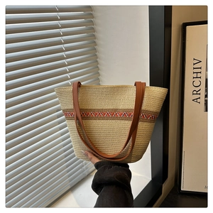 Makro-Detail der Strohgeflecht-Textur mit buntem geometrischem Band im Boho-Stil