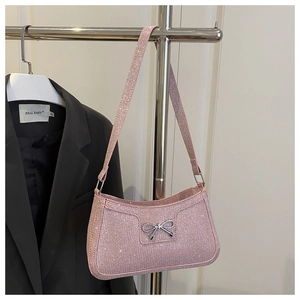 Detailansicht der rosa Pailletten-Achseltasche mit silberner Schleife und Glitzer-Finish