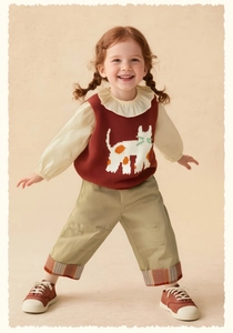 Détail du gilet en tricot pour enfants avec motif chat et chemise à col volanté